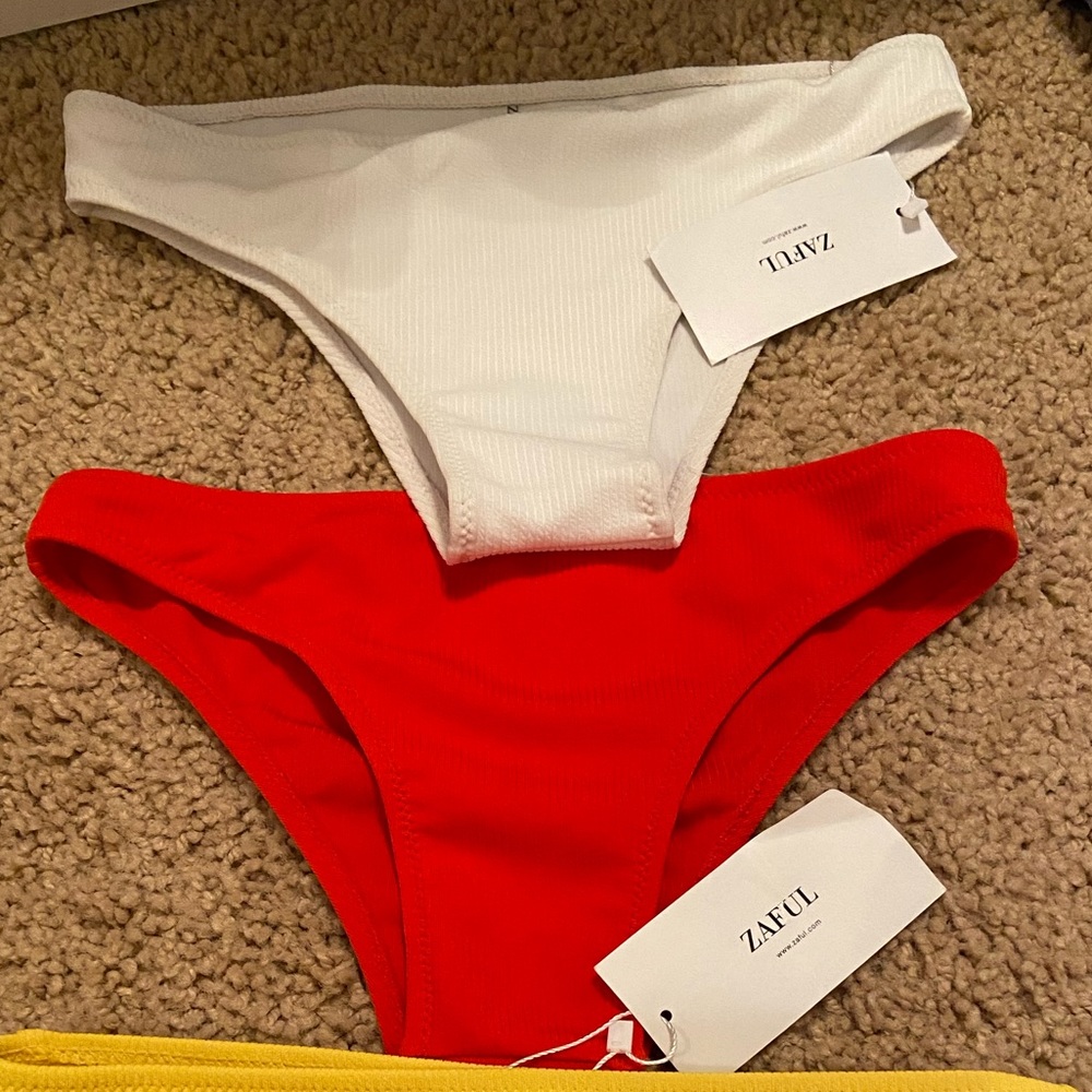 SWIMSUIT BOTTOMS never worn Size small US: 4